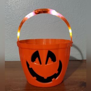 2017 Halloween trick or treat light up pumpkin candy bucket. NWT